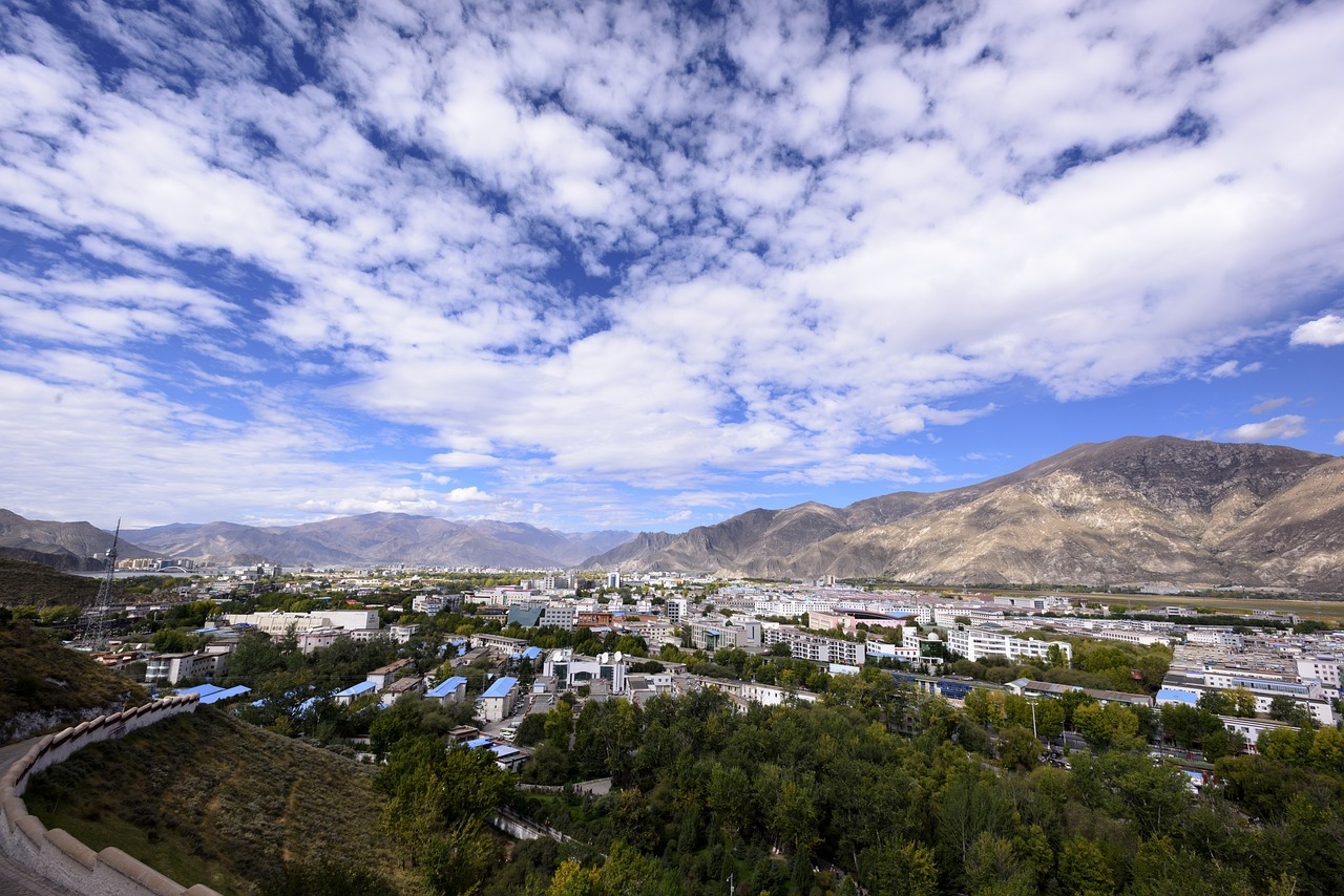 全国大部在升温中迎接2025年，西藏青海等地有明显降雪|界面新闻 · 快讯